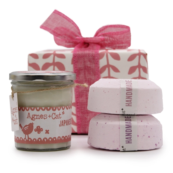 Conjunto para presente: Bomba de banho de peônias e chá e rosas + vela de café e nozes