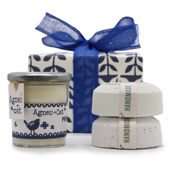 Conjunto de presente: bombas de banho de sal marinho e musgo e Dolly azul + vela violeta de Parma